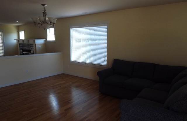 Beautiful 3 bedroom 2 1/2 bath 2 Story Home in Puyallup! Gallery 4