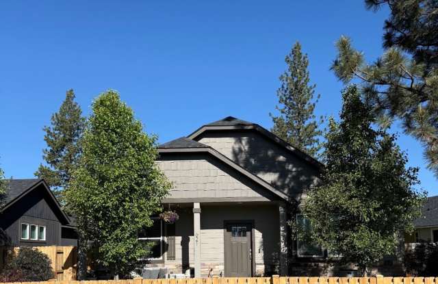 Beautiful 4-bdr with Bonus Loft and 3-car garage in Sisters! photos photos