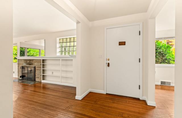2 Bedroom 2 Bathroom + Den Magnolia House! Gallery 4