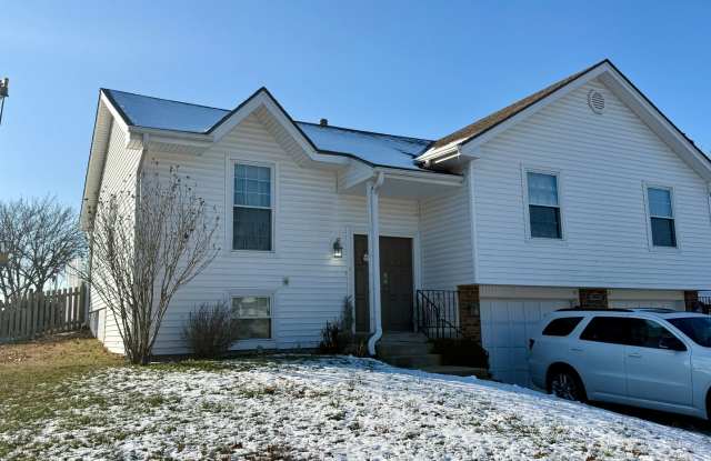 3BR Duplex with Garage  Fenced Yard - 1029 Southeast 7th Terrace, Lee's Summit, MO 64063