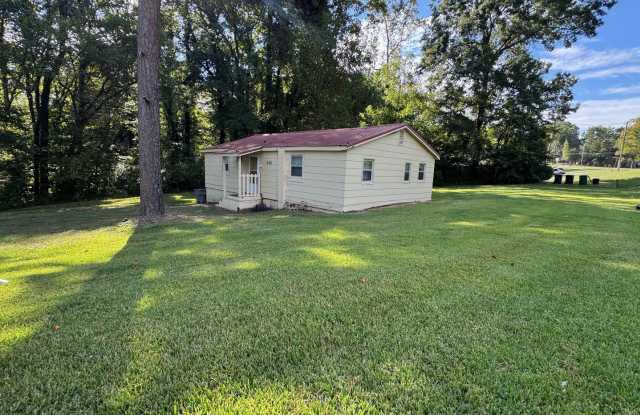 3bed 1.5 bathroom house. - 2301 Toddville Road, Charlotte, NC 28214