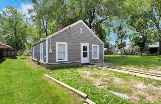 Charming 2BR House in East Moline - 338 29th Avenue, East Moline, IL 61244