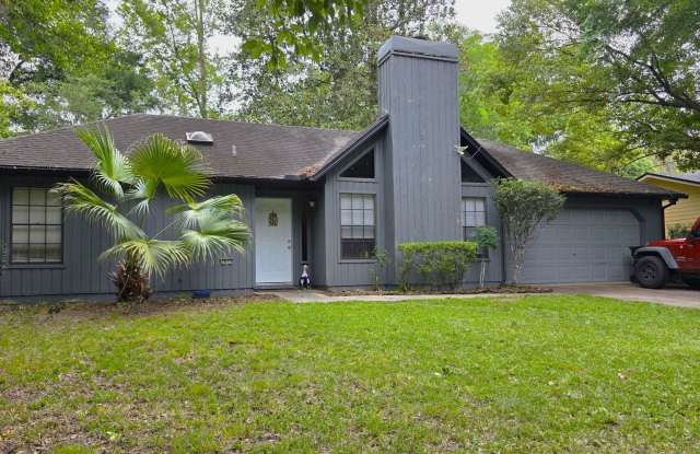 FOR FRENT Home near UF. 3 Bed, 2 bath, 2 car garage. photos photos