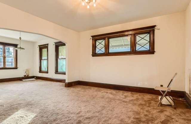 Huge updated 6 Bedroom 2 Bathroom House with Garage for June 2027 Gallery 3