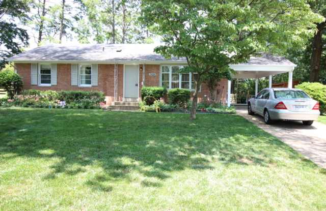 Charming 3 Bed 2.5 Bath Brick Home With Spacious Yard In Cedar Crest photos photos