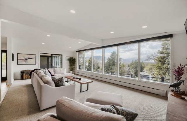 Panoramic Peaks and Ultimate Boulder Retreat Gallery 3