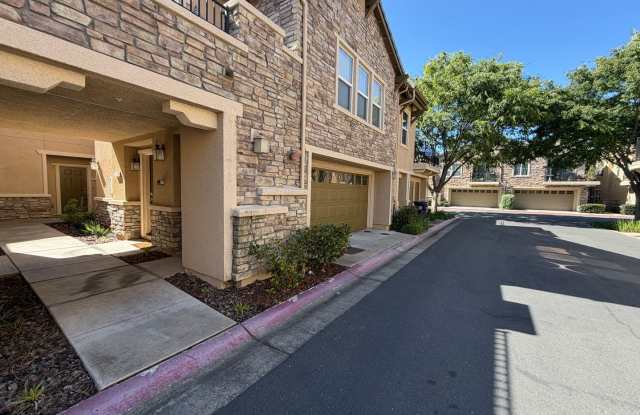 3 Bed, 2½ Bath Two Story Condo in Natomas' Hampton Village Gallery 3