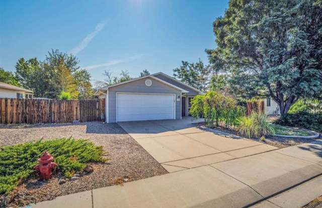 Charming Home in an Established Neighborhood - Pets OK Gallery 1