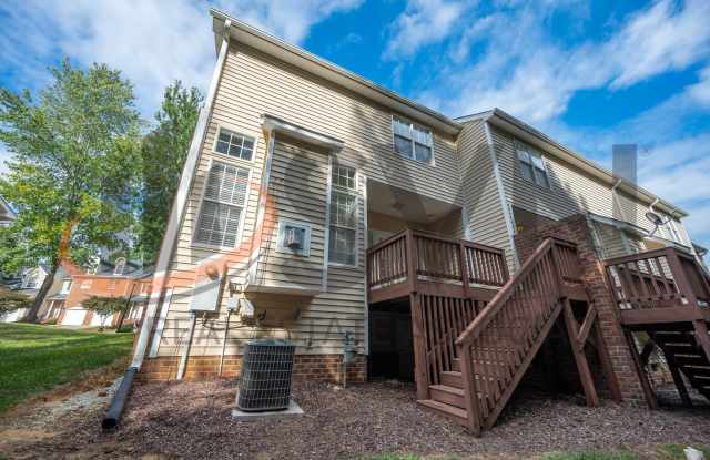Spacious 3BR, 2.5BA End-Unit Townhome! Gallery 4