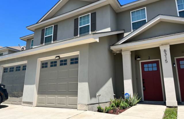 **COMING SOON** BEAUTIFUL 3 bedroom 2.5 bath Duplex NEAR LIVE OAK! - 6315 Melanzane Avenue, San Antonio, TX 78233