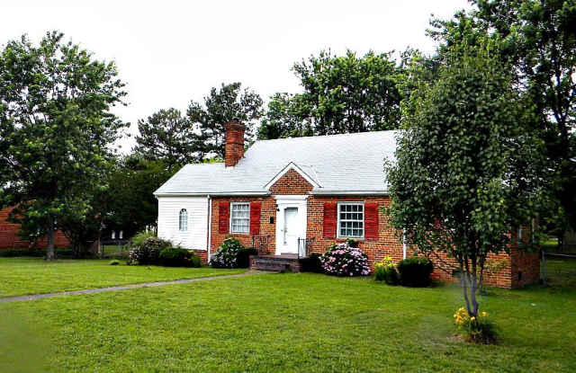3 BR / 1 BA Fabulous home off Williamsburg Road. Pets considered. Available January 6th, 2020. Gallery 1