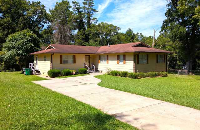 Minutes from Uptown 4 Bedroom!  Awesome Backyard! Gallery 1