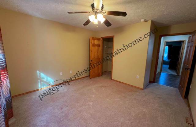 Beautiful & Spacious 3 bedroom, 2 bath House Gallery 3