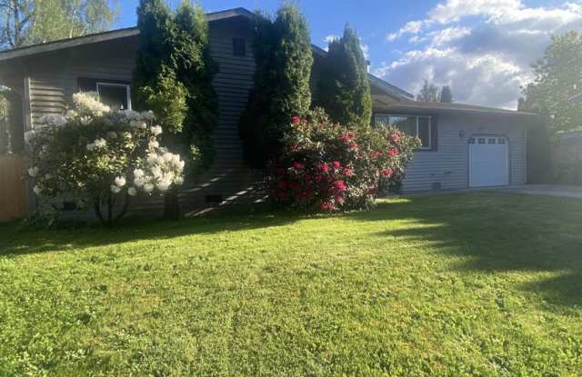 Duvall three bedroom one level home... Walk to downtown Duvall - 26813 Northeast Anderson Street, Duvall, WA 98019