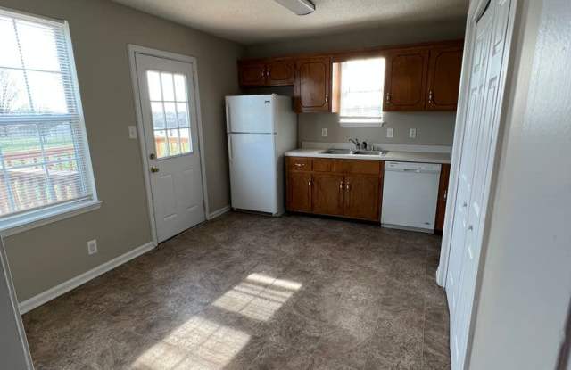 3 Bedroom Home with Large Deck close to Ft Campbell! Gallery 3