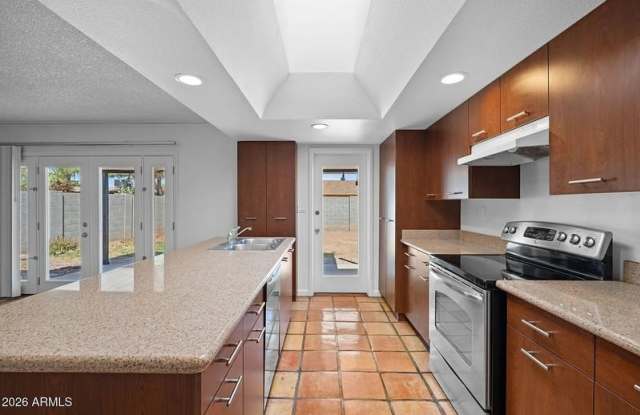 1664 E DEL RIO Drive Gallery 2