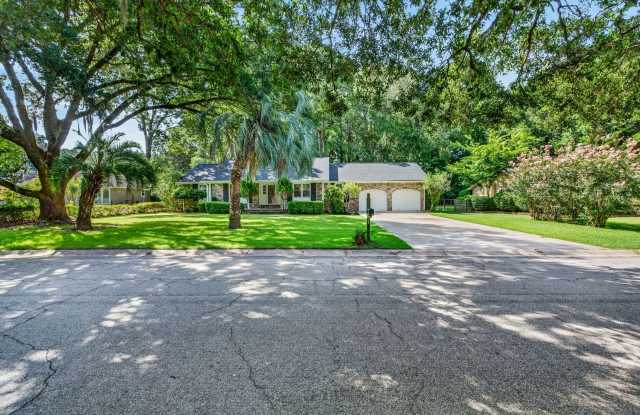 Spacious Living Near Downtown Charleston Gallery 3