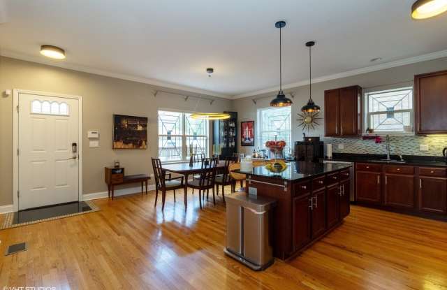 2042 W Warren Boulevard Gallery 3