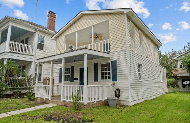 Charming 4-Bedroom Home Near Downtown Savannah with Spacious Yard Gallery 4