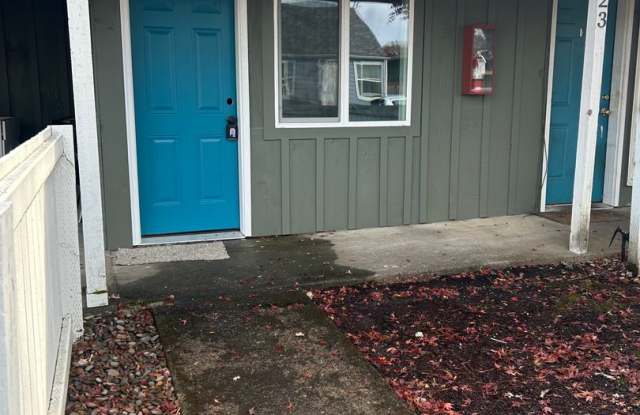 (248) 1 Bdrm Duplex w/ Carport Gallery 1