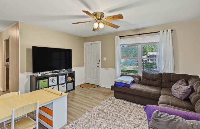 Charming 3-Bedroom Home with Fenced Yard, Two Patios & Detached Garage! (sublease offer through 7/31/27) Gallery 4