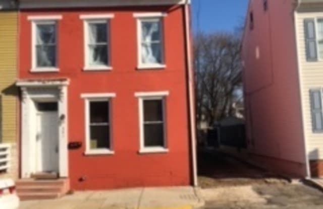 Spacious 4 Bedroom 2 Bath House with Central AC Gallery 1