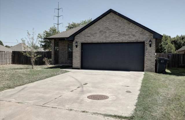 Beautiful 3 bed 2 bath PLUS office in Yukon Gallery 1
