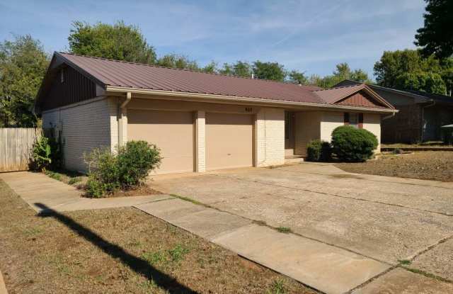 925 Crown Dr - 925 Crown Drive, Edmond, OK 73034