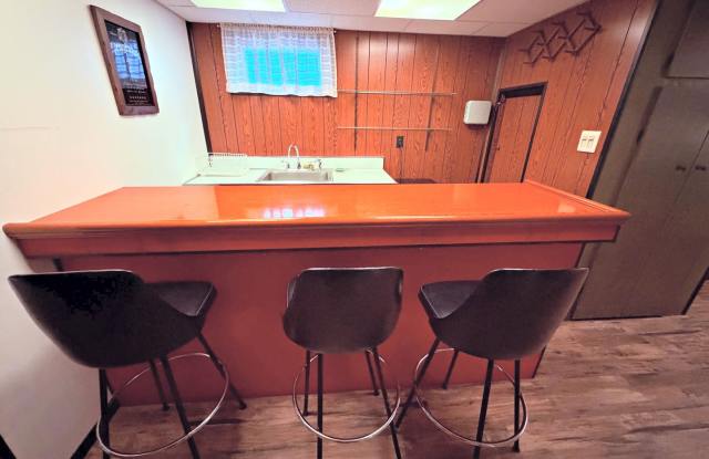4-Bedroom Home with Pool and Expansive deck – 4 Westwood Avenue, Deer Park, NY Gallery 4