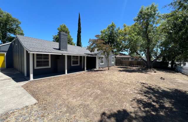 Beauitfully upgraded 3 Bedroom on large lot! photos photos