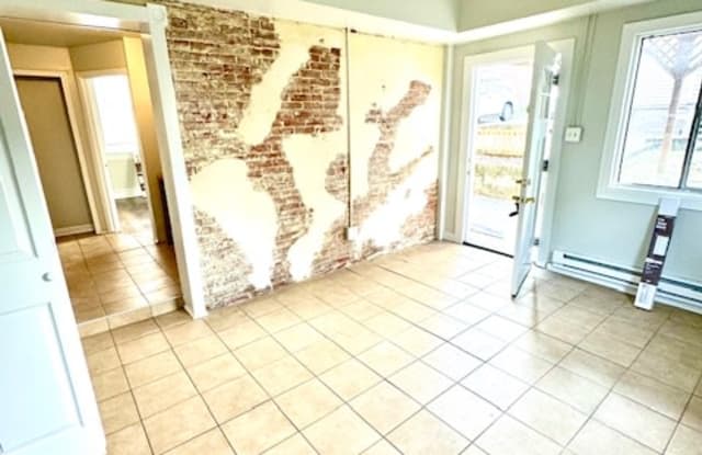 1332 Maple Avenue Southwest - 3 photos photos