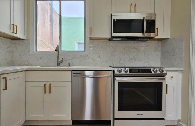 Golden Gate Heights: Top Floor 1 Bed 1 Bath Apt w/ Ocean View, A/C, Parking & Private Laundry Gallery 3