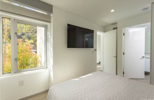 1700 Benedict Canyon Drive Gallery 4