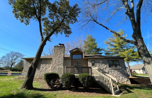 **3-BEDROOM/2-BATH HOME W/ LARGE GARAGE IN SHAWNEE HILLS (DUBLIN SCHOOLS)!** - 124 East Osage Drive, Shawnee Hills, OH 43065