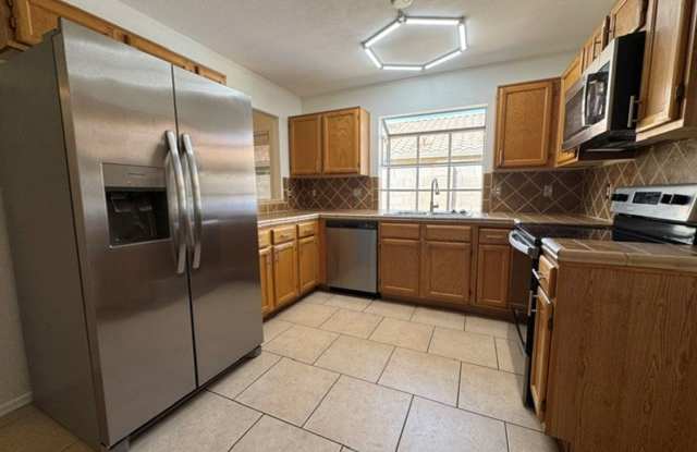 **EXCELLENT 2 BEDROOM/2 BATHROOM HOME WITH MOUNTAIN VIEWS!!! (RAY RD & RANCH CIR)** Gallery 3