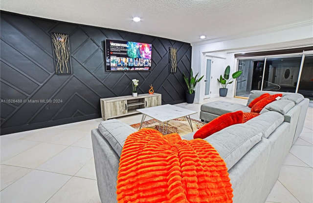 8651 Sunset Strip - 8651 Sunset Strip, Sunrise, FL 33322