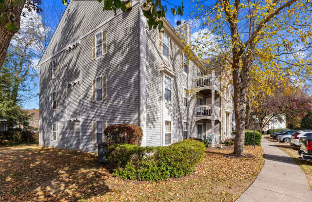 Top Floor Condo with Fireplace and Open Floorplan! Assigned Parking! Gallery 3