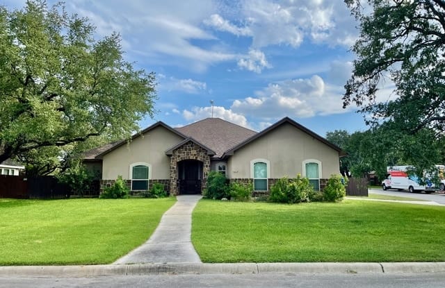 1667 STONEHAVEN - 1667 Stone Haven, Pleasanton, TX 78064