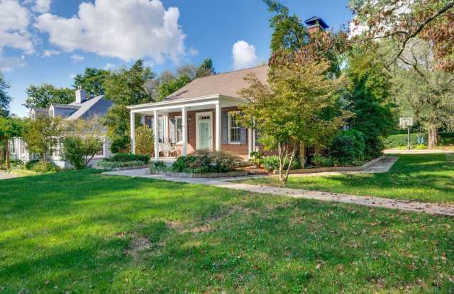 Charming 3BR/2BA home in the highly desirable Green Hills neighborhood! Gallery 3