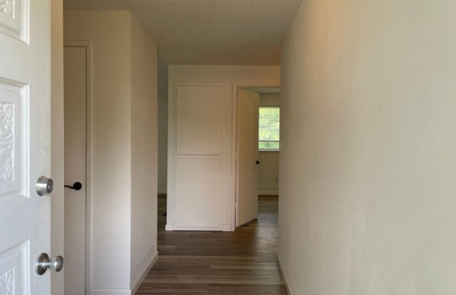 Very Nice 3 Bedroom 2 bath Home-Fully fenced Back Yard-East Medford Gallery 4