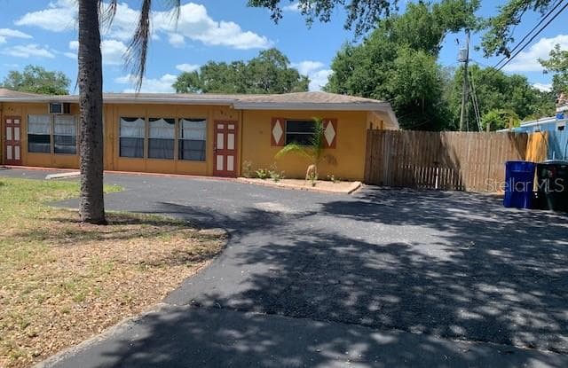 886 LYNDHURST STREET - 886 Lyndhurst Street, Dunedin, FL 34698