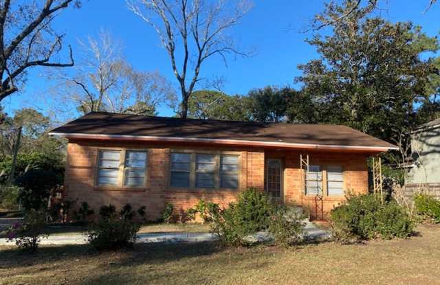 2 Bedroom Charmer in Old Daphne - 605 Belrose Avenue, Daphne, AL 36526