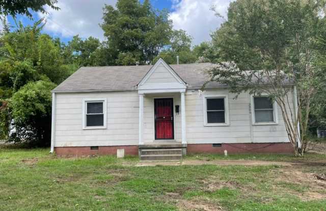 Cozy 2-Bedroom Home with Hardwood Floors & Spacious Yard photos photos