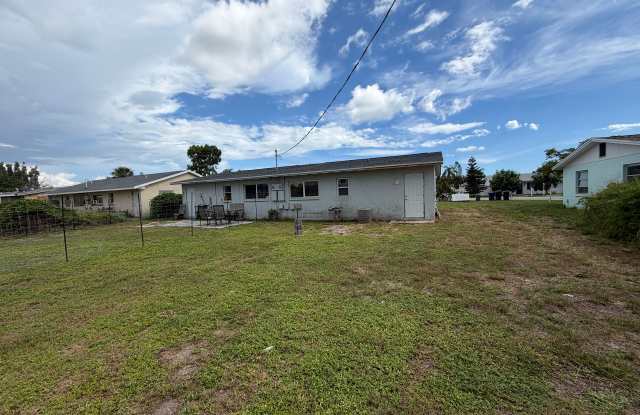 Private 2-Bedroom Duplex with Yard & Carport in Desirable West Bradenton Gallery 3