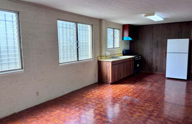 Available now a 3 Bedroom + Den, 1.5 bath duplex with 2 parking nested in Kaimuki photos photos