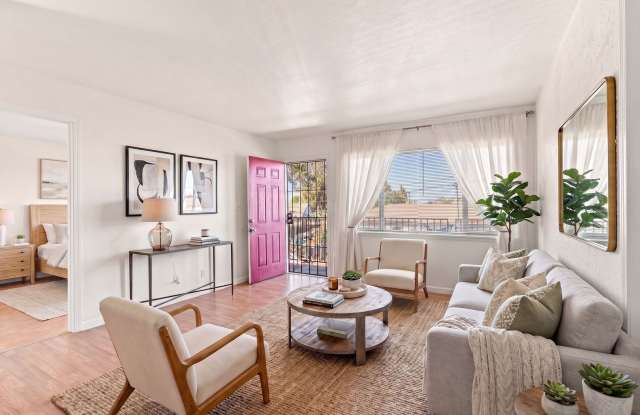 Spacious 4-Bed Oakland Unit w/ In-Unit Laundry & Gated Parking Gallery 1
