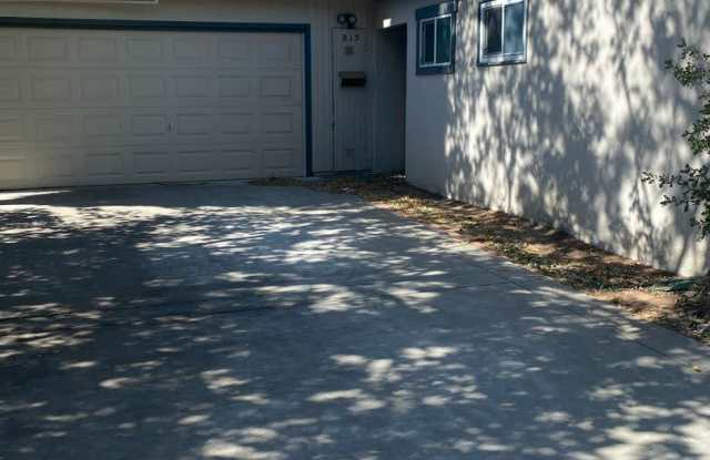3 Bdrm/2 Bath Home Close to Downtown & Shopping-$500 Off 1st Month's Rent Gallery 3