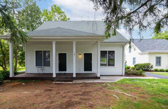 Spacious 3BR Townhome by the Bus Stop Gallery 1