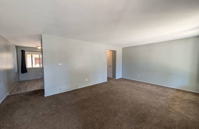 COMFORTABLE 4 BEDROOM TOWNHOME IN AURORA Gallery 1