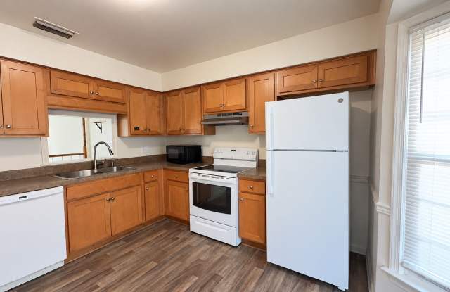 End-Unit 3 Bedroom Townhome! Gallery 3